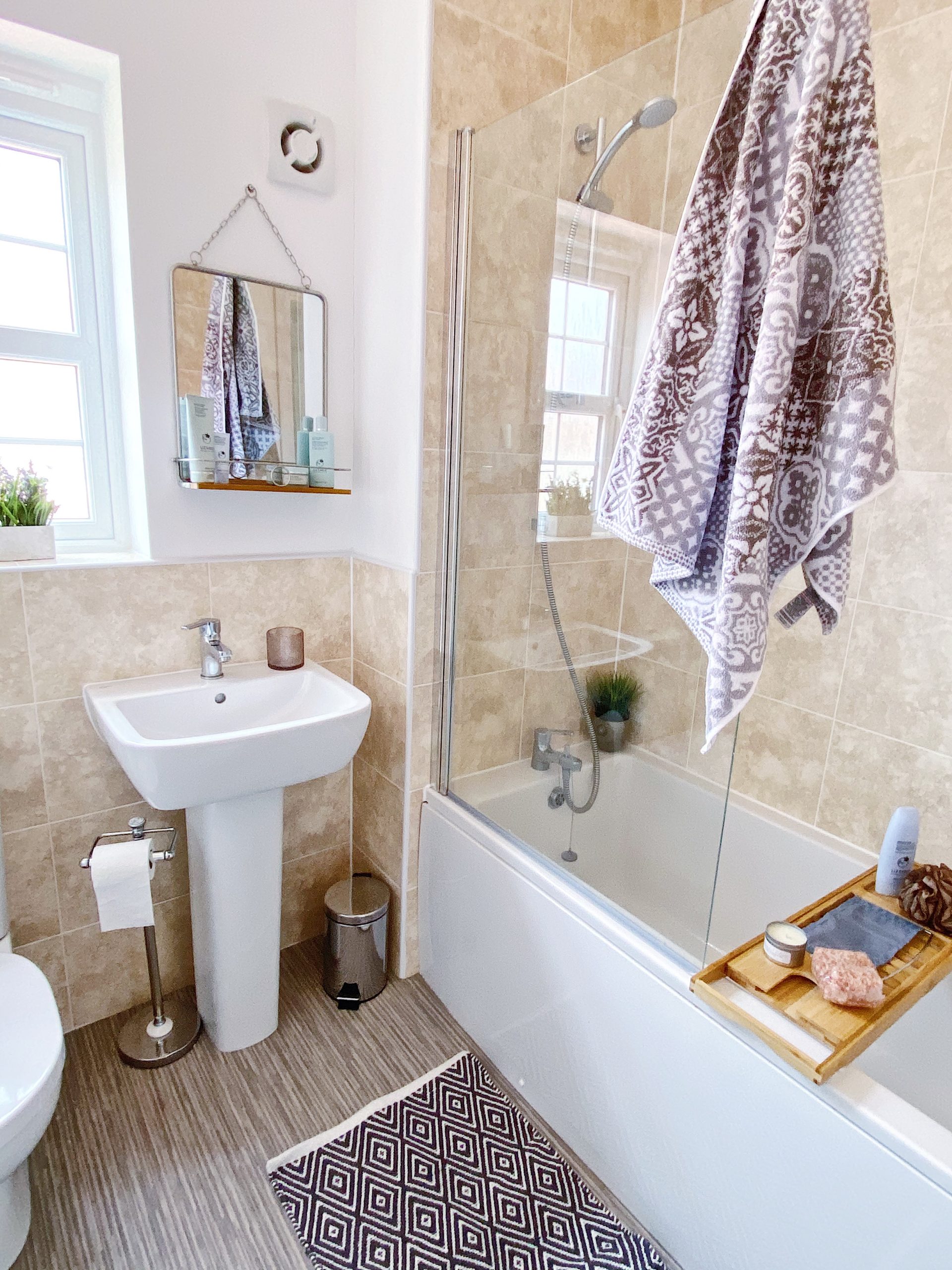 home blogger bathroom decor