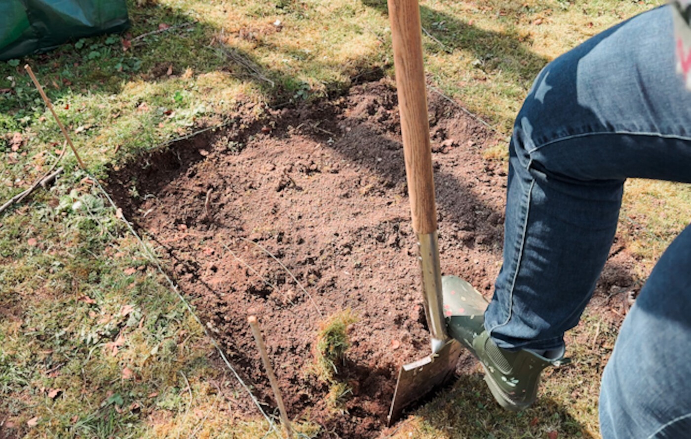 Building my own raised garden bed - digging out