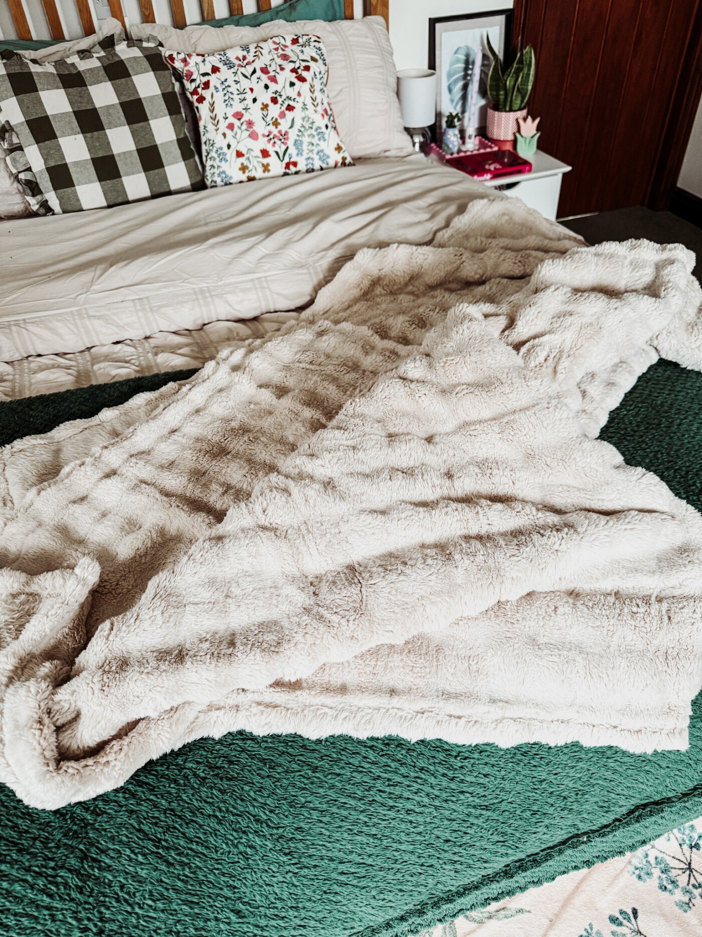Bedsure cloud bubble blanket in beige showing soft textured bubble pattern and luxurious drape