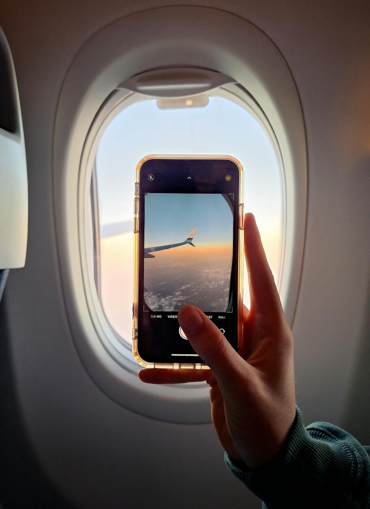 How eSIMs and Virtual Phone Numbers Fit Into Modern Travel